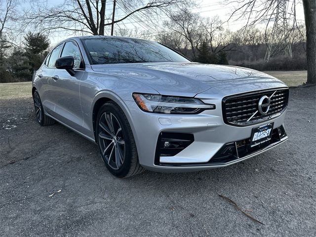 2022 Volvo S60 Momentum