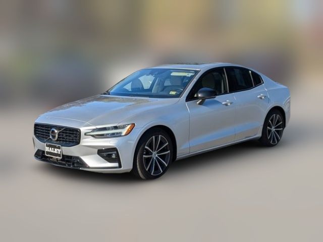 2022 Volvo S60 Black Edition Momentum