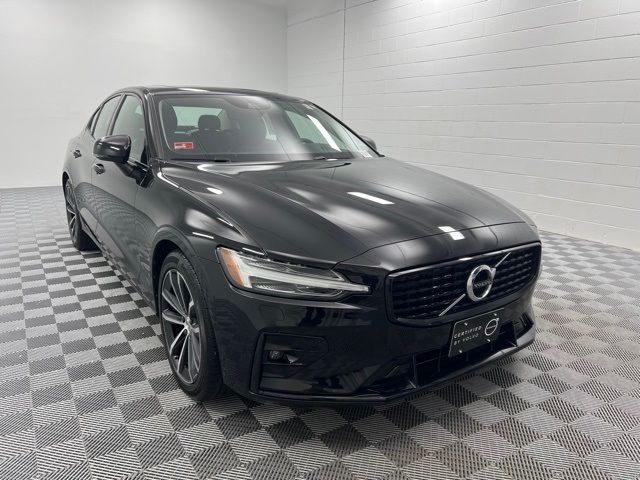 2022 Volvo S60 Black Edition Momentum