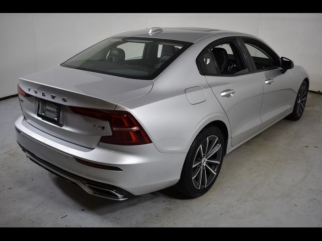 2022 Volvo S60 Momentum