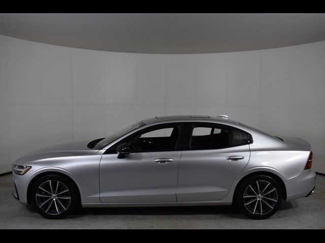 2022 Volvo S60 Momentum