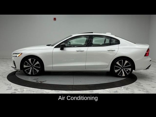 2022 Volvo S60 Momentum