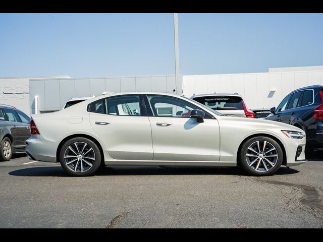 2022 Volvo S60 Momentum