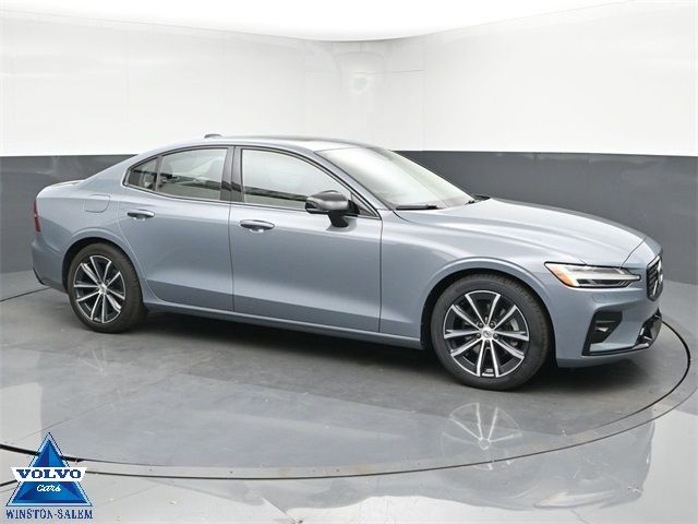 2022 Volvo S60 Momentum