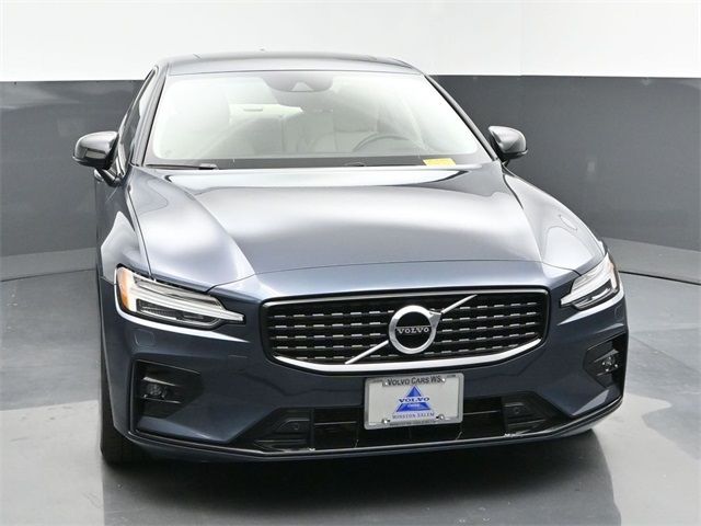 2022 Volvo S60 Momentum