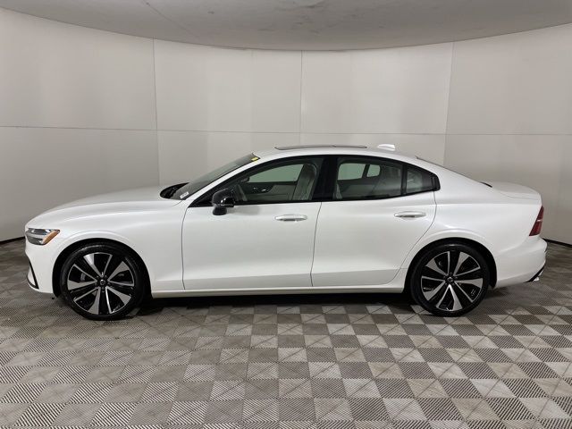 2022 Volvo S60 Momentum