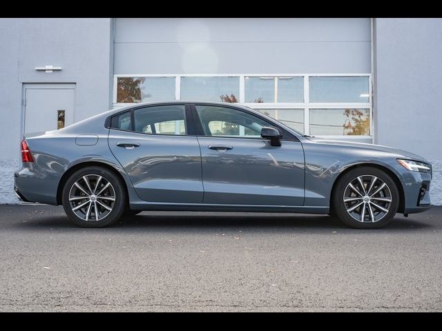 2022 Volvo S60 Momentum