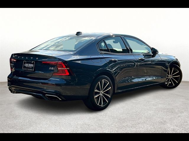 2022 Volvo S60 Momentum