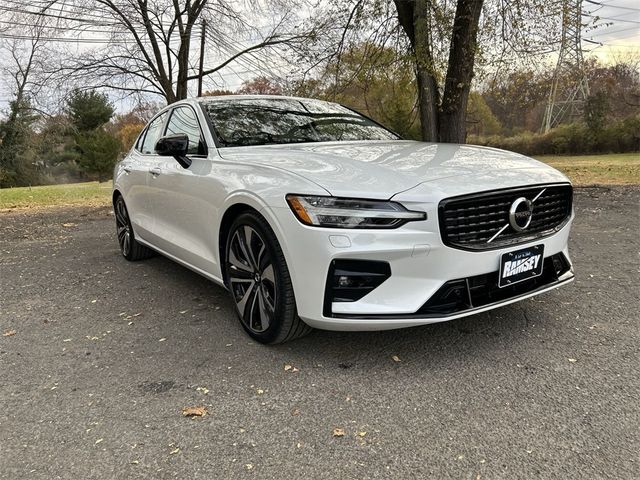 2022 Volvo S60 Momentum