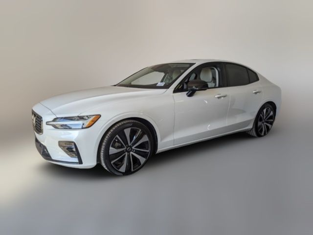 2022 Volvo S60 Momentum