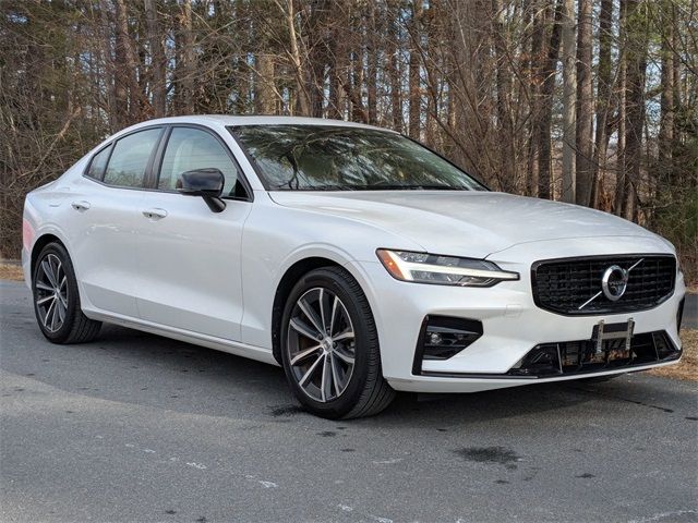 2022 Volvo S60 Momentum