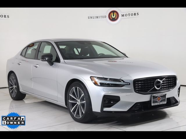 2022 Volvo S60 Momentum