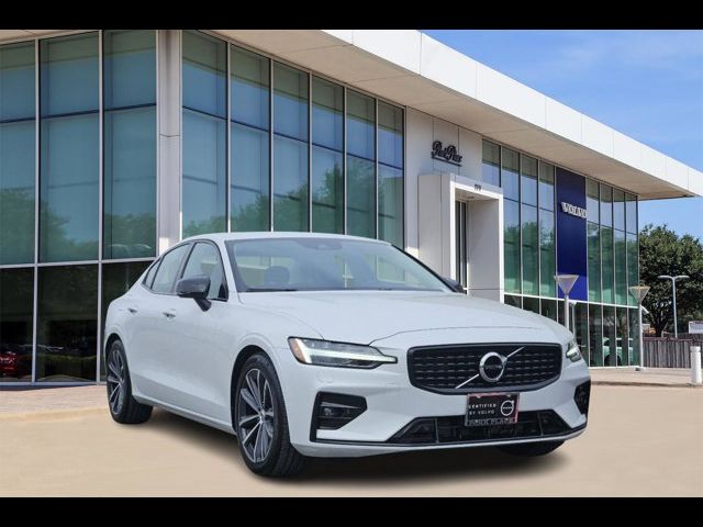 2022 Volvo S60 Momentum