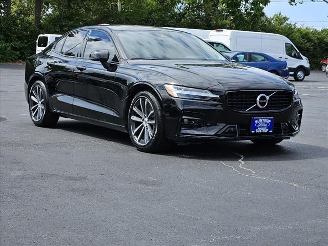 2022 Volvo S60 Momentum