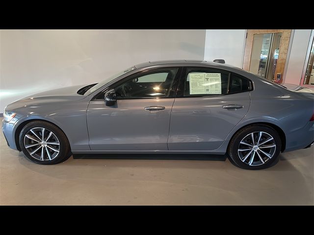 2022 Volvo S60 Momentum