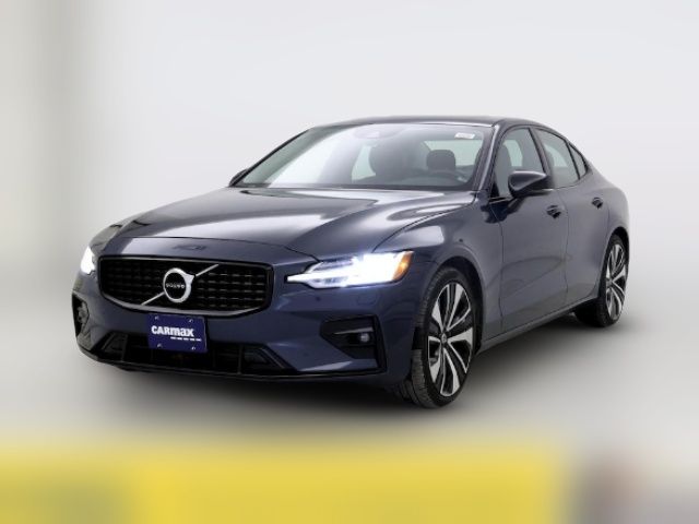 2022 Volvo S60 Momentum