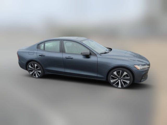 2022 Volvo S60 Momentum