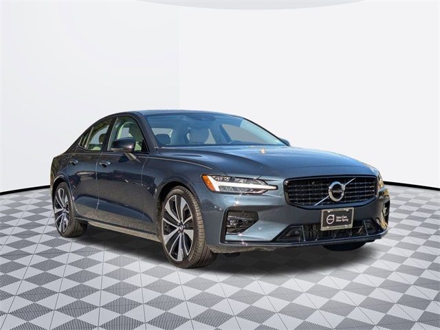 2022 Volvo S60 Momentum