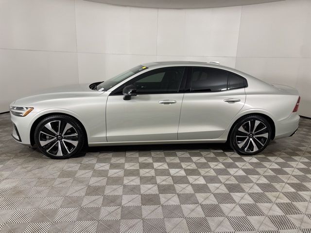 2022 Volvo S60 Momentum