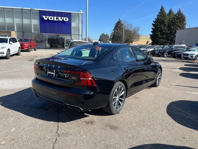 2022 Volvo S60 Momentum