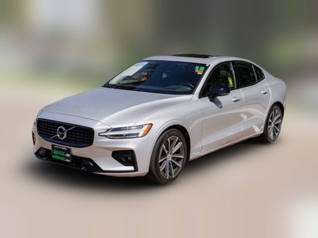 2022 Volvo S60 Momentum