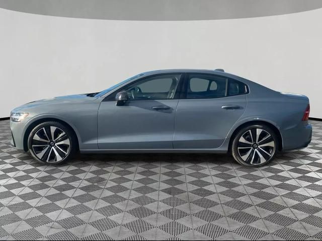 2022 Volvo S60 Momentum