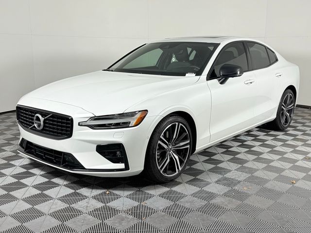 2022 Volvo S60 Black Edition R-Design