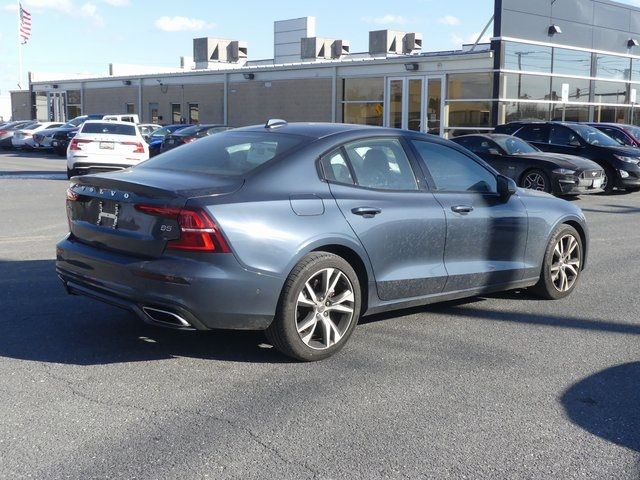 2022 Volvo S60 R-Design