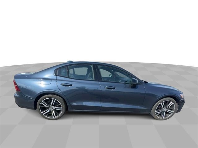 2022 Volvo S60 R-Design