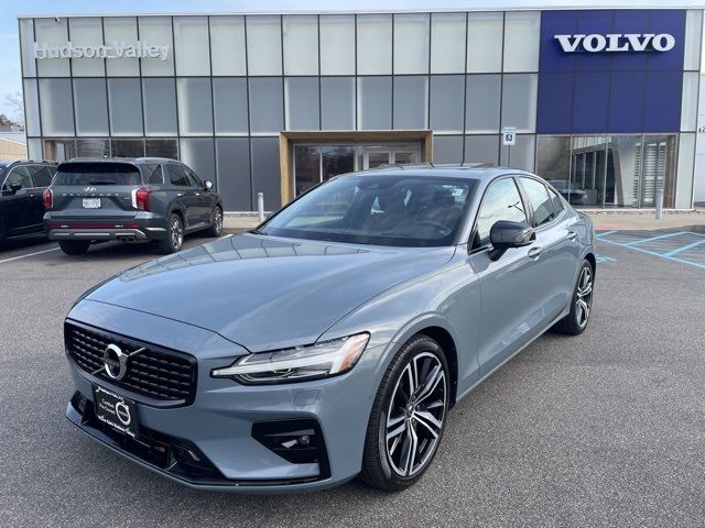 2022 Volvo S60 R-Design