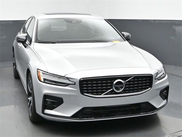 2022 Volvo S60 R-Design