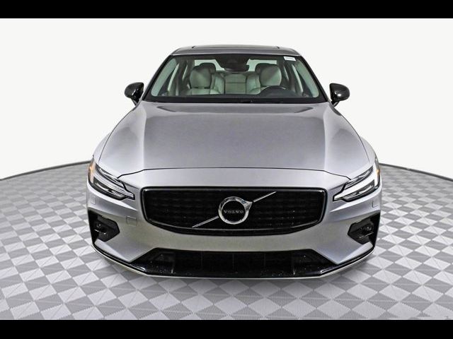 2022 Volvo S60 Momentum