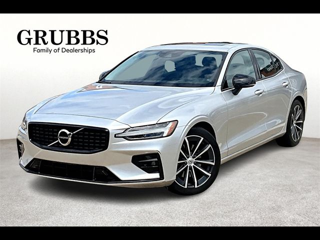 2022 Volvo S60 Momentum