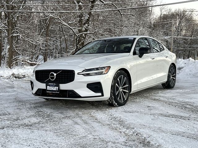 2022 Volvo S60 Momentum