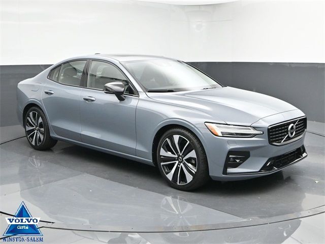 2022 Volvo S60 Momentum