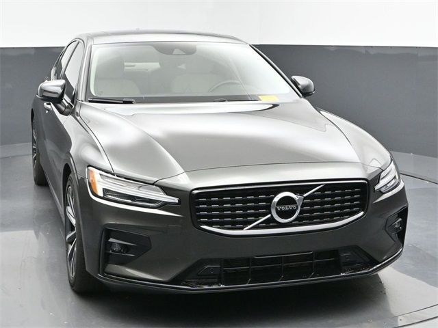 2022 Volvo S60 Momentum