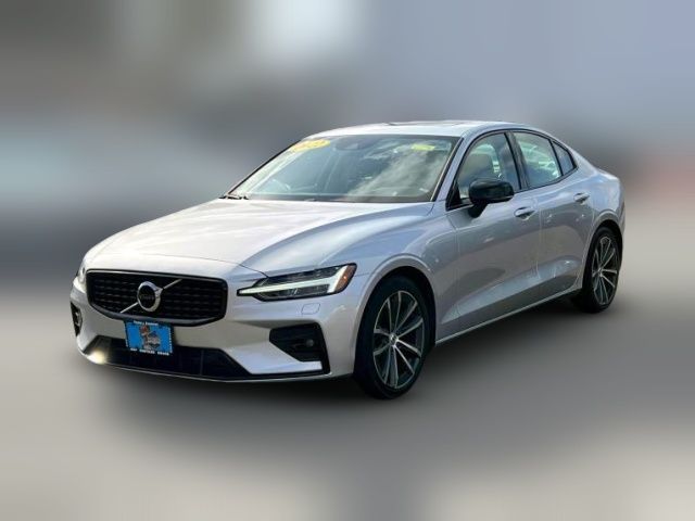 2022 Volvo S60 Momentum