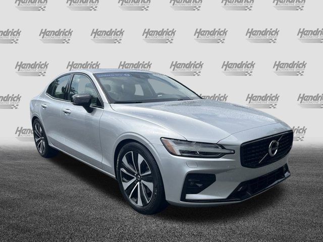 2022 Volvo S60 Momentum