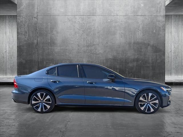 2022 Volvo S60 Momentum