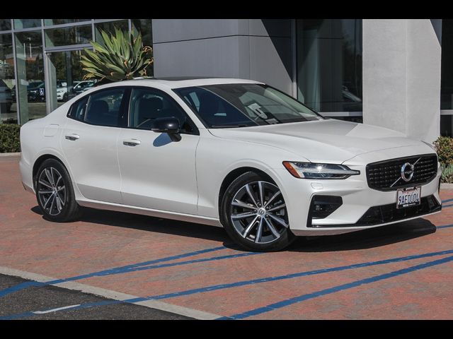 2022 Volvo S60 Momentum