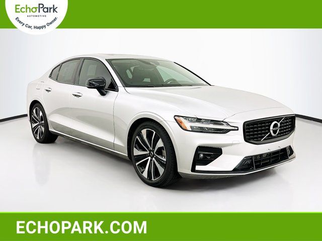 2022 Volvo S60 Momentum