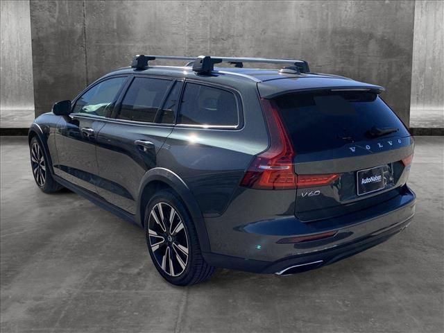 2022 Volvo V60 Cross Country Base