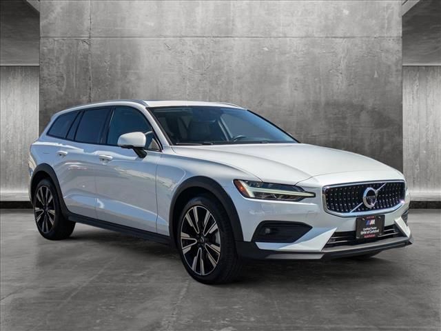 2022 Volvo V60 Cross Country Base