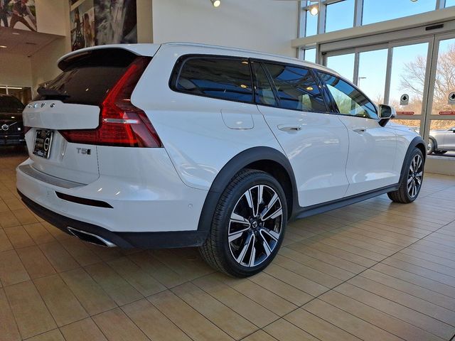 2022 Volvo V60 Cross Country Base