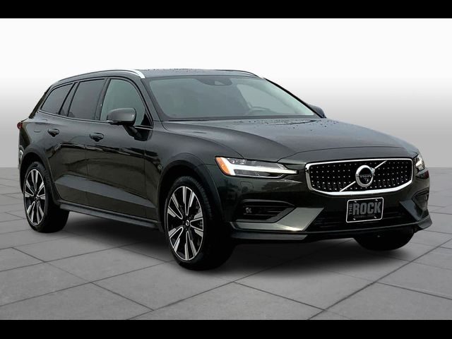 2022 Volvo V60 Cross Country Base