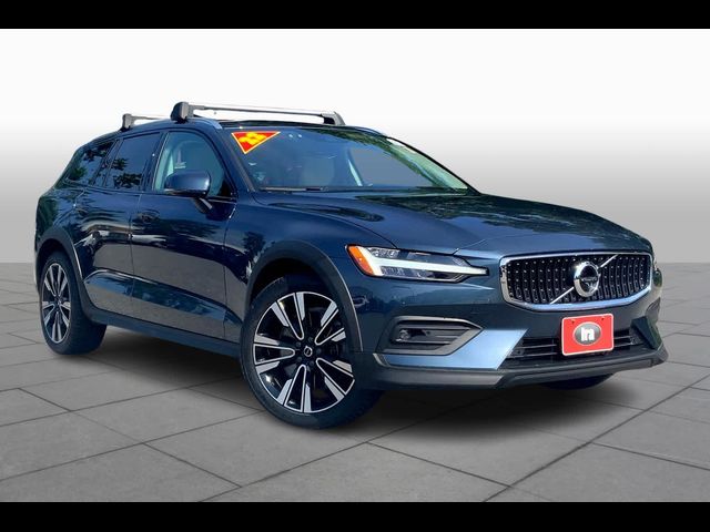 2022 Volvo V60 Cross Country Base