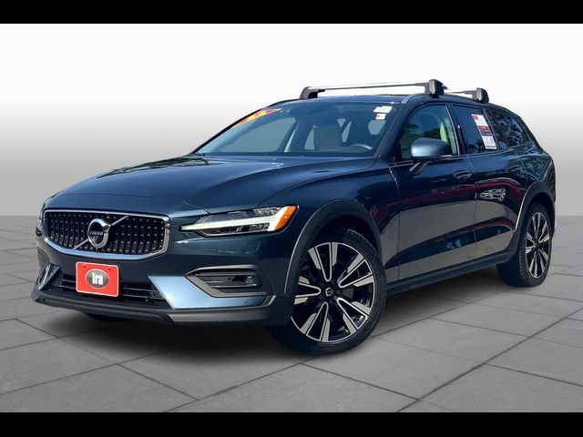 2022 Volvo V60 Cross Country Base