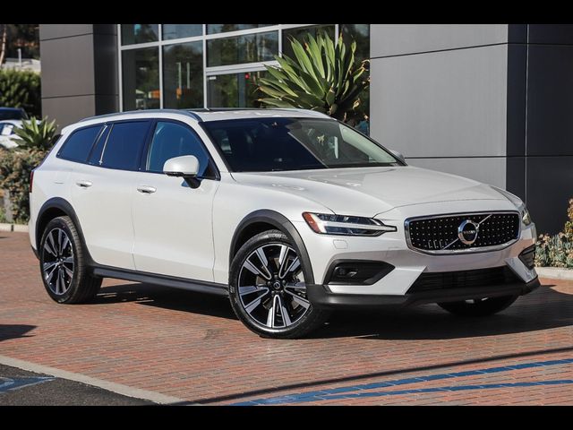 2022 Volvo V60 Cross Country Base