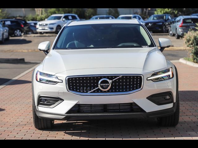 2022 Volvo V60 Cross Country Base