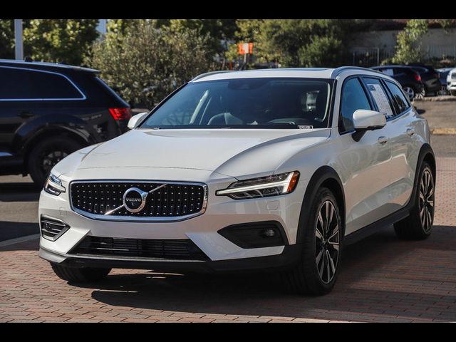 2022 Volvo V60 Cross Country Base